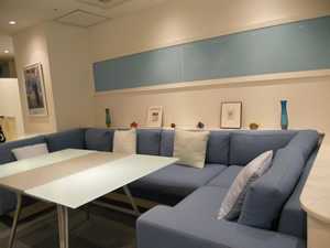 インタビュールーム B-1 待合の画像。大きなソファーが設置されています。
