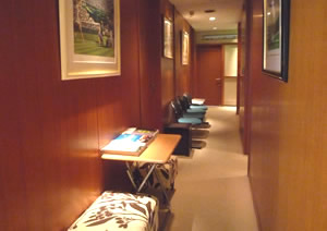 インタビュールーム G-1 待合の画像。廊下にチェアが設置されています。